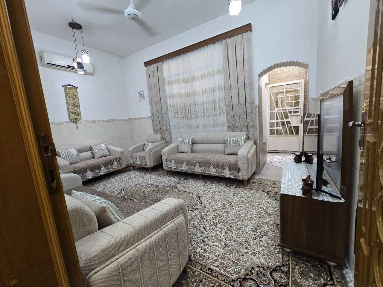 🏡 دار فاخر للبيع في كربلاء المقدسة – حي النقيب

📢 إعلان رقم (833)

هل تبحث عن بيت راقٍ، موقع ممتاز، وتشطيب حديث؟
هذا العرض مناسب للسكن والاستثمار معاً 👌

📍 الموقع: كربلاء المقدسة – حي النقيب / ثالث بيت عن الشارع العام
📐 المساحة: 150 متر مربع
🔹 طابو صرف
🔹 موقع ركن مميز

🏠 مواصفات الدار:
✨ طابقين ونصف بتصميم عصري
✨ أرضيات مرمر فخم (الطابق الأول)
✨ گرانيت أنيق (الثاني والثالث)
✨ مطبخان (حار + بارد)
✨ نظام كاميرات مراقبة كامل
✨ عاكس كهرباء ثري فيز

🔸 الطابق الثاني:
▪️ غرفة ماستر
▪️ مطبخ
▪️ حمام كبير
▪️ هول واسع

🔸 الطابق الثالث:
▪️ غرفة إضافية

💎 موقع هادئ + بناء حديث + مواصفات كاملة = فرصة لا تعوّض

📞 للاستفسار والحجز:
***********
***********
***********

📍 العنوان:
كربلاء المقدسة – حي الحسين – شارع المصلحة
