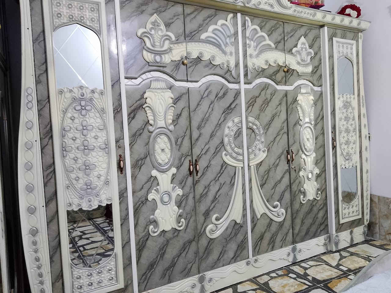 غرفة البيع سعرهه 650وبيها مجال رقم الهاتف ***********
