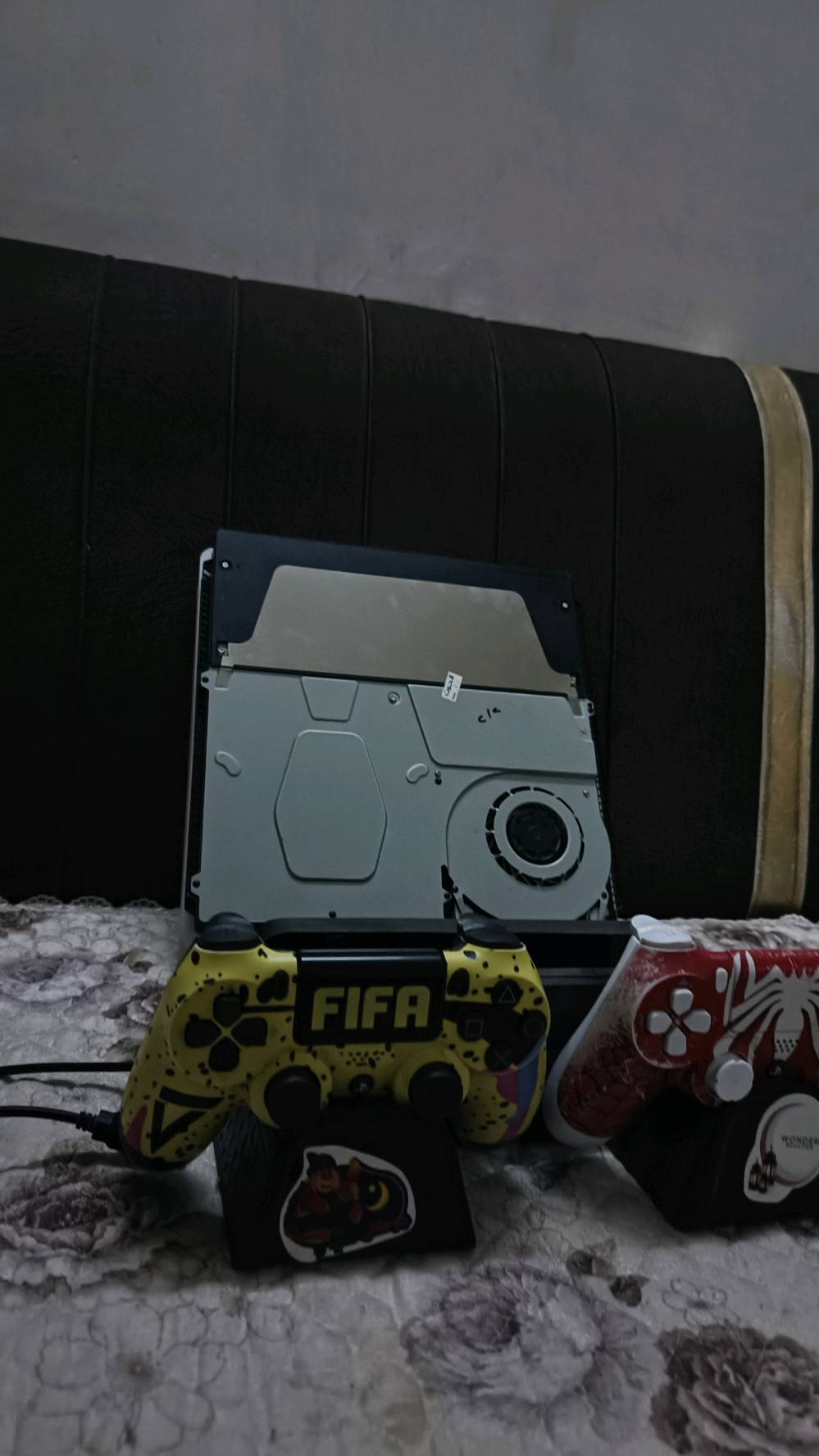 بلي 4 سلم نظام 12.52 مهكر بي مكتبه اشتراك غير محدود تكدر تنزل اي لعبه من العاب بلي فور وبلي و 2 ومنزل بيه اني 15 لعبة كلهن قويات يجي ويا يدة اصلي وتجاري و قاعدة تهوية وكيبورد وماوس
بلي نظافة فول مستعمل 6 اشهر بين حلال والحرام تكدر تحقق من ساعات العب من الهارد 


مكاني ديوانية ناحية نفر يتوفر توصيل داخل عفج او ديوانية