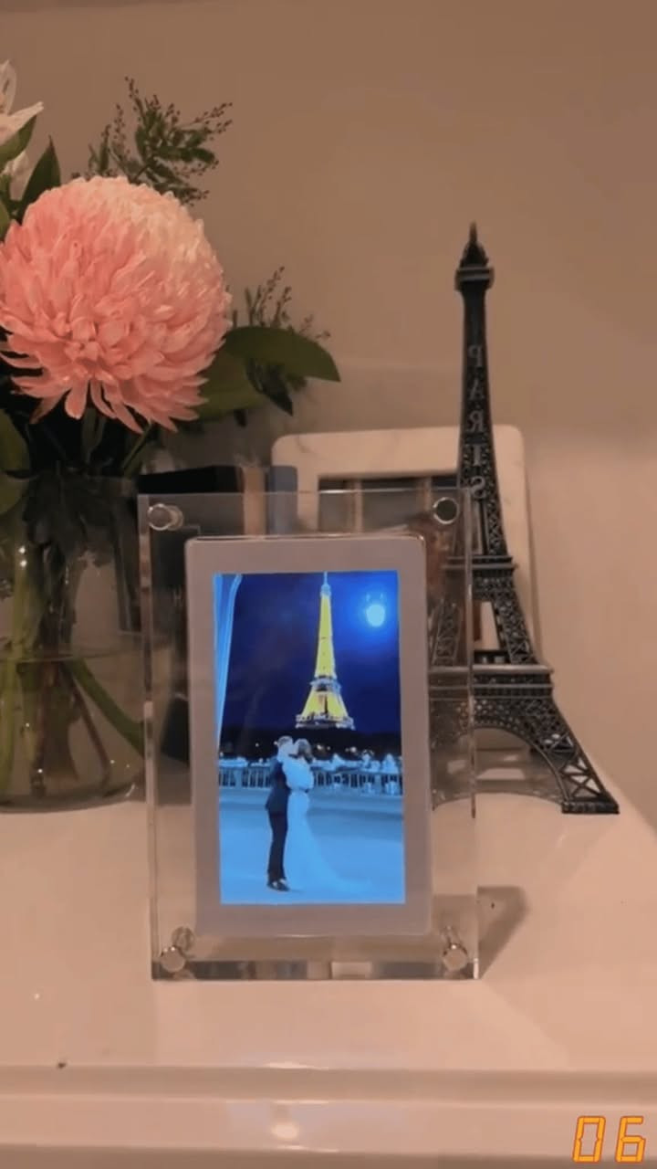 إطار ذكريات رقمي بشاشة عرض

الاستخدامات:

عرض الصور ومقاطع الفيديو بشكل أنيق في البيت أو المكتب.

هدية مثالية للأصدقاء والعائلة في المناسبات (أعياد ميلاد، زفاف، تخرج).

ديكور عصري للطاولة أو الرف مع إمكانية تشغيل الذكريات بشكل متواصل.

مناسب للاستخدام في الشركات أو المحلات لعرض محتوى ترويجي.

المميزات:

شاشة IPS عالية الدقة (5 إنش بدقة 854×480 أو 7 إنش بدقة 1024×600).

سطوع قوي (300 – 450 nits) يضمن وضوح الصورة حتى في الإضاءة العالية.

سماعات ستيريو عالية الجودة مدمجة (8Ω2W × 2).

يدعم جميع صيغ الفيديو (MP4MOVAVI) والصور (JPEGPNGBMP).

سعة تخزين 4GB داخلية مع إمكانية اختيار ذاكرة أكبر.

بطارية ليثيوم قابلة للشحن (1200mAh أو 1500mAh) مع تشغيل مستقل أو عبر الكهرباء.

منفذ USB-C لنقل البيانات والشحن السريع.

تصميم أكريلك شفاف أنيق يعرض الصور والفيديو بوضوح كامل بدون حدود سوداء.

تشغيل تلقائي للصور والفيديو حسب الترتيب المرقّم (01، 02، 03...).

محتويات الصندوق:

إطار ذكريات رقمي (5 أو 7 إنش حسب الموديل).

كابل USB-C.

محول شحن (5V2A).

قطعة قماش للتنظيف.

قاعدة خلفية للتثبيت.

كتيّب التعليمات.

ملاحظات:

زمن الشحن الكامل: حوالي ساعة واحدة.

معدل الفيديو: أقل من 30 إطار بالثانية.

معدل نقل البيانات: أقل من 8000Kbps.

دقة التشغيل القصوى:

- الوضع الأفقي: 1920×1080 (يُعرض بدقة الشاشة الفعلية).
- الوضع العمودي: 480×854 (5 إنش)  600×1024 (7 إنش).

يجب تسمية الملفات بالأرقام لتحديد ترتيب التشغيل (01، 02، 03...).

للحجز والاستفسار مراسلة الصفحه 🫥


**إذا كنت صاحب هذا الإعلان وتريد حذفه لأي سبب، رجاءا أرسل رسالة إلى الدعم الفني**