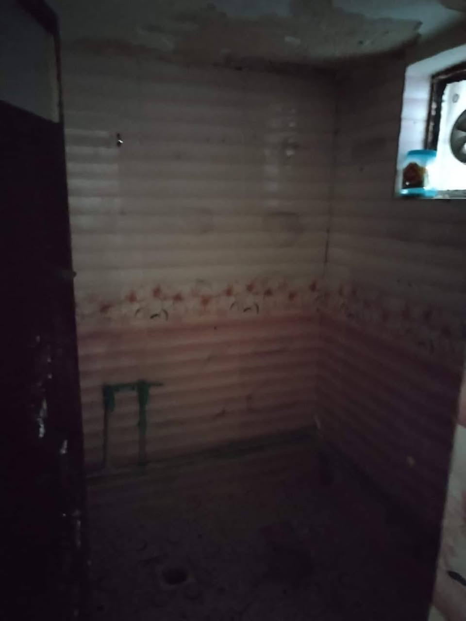 السلام عليكم مشتمل الايجار مساحة ٧٥ متر يحتوي ع استقبال غرفة و مطبخ و ملحقات منطقة النفط مدخل الحمل فرع الحداد أجرة ٢٥٠ أي استفسار مكتب الحسني ***********
