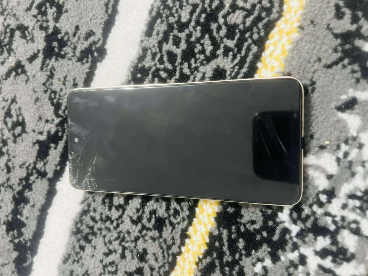 السلام عليكم مبايل لبيع كلشي مابي مبايل جديد بس بي كسر بل شاشه يرهم مراوس يرهم بيع حياكم ***********
