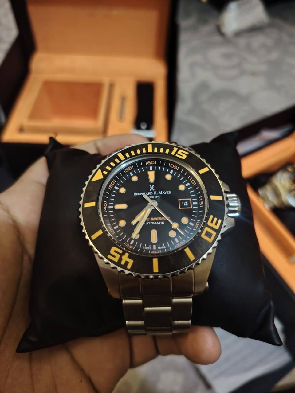 براند اج ماير/4 قطع 1 جديد و3مستخدم بحاله كلجديد
ملقبه بكاسر  الأمواج  رجالي حجمmm 47 
اوتماتك سويسري اصلي.
ابيع اربعتهن سعر القطعه 630$
سعر الساعة في الشركة 2210 دولار 
/// ملاحضه/ساعات شرط مكفول وكله ابلادي لا مصلح ولا اي شي 
اصدارة محدود 2999 قطعة بـــالعام.
مقاومة للماء 200 وحدة ضغط جوي (2000متر /6600قدم). مواصفات لساعه مرفق لصور 
يوجد توصيل الئ جميع محافظة العراق   تفاصيل اكثر خاص مكاني كربلاء


**إذا كنت صاحب هذا الإعلان وتريد حذفه لأي سبب، رجاءا أرسل رسالة إلى الدعم الفني**