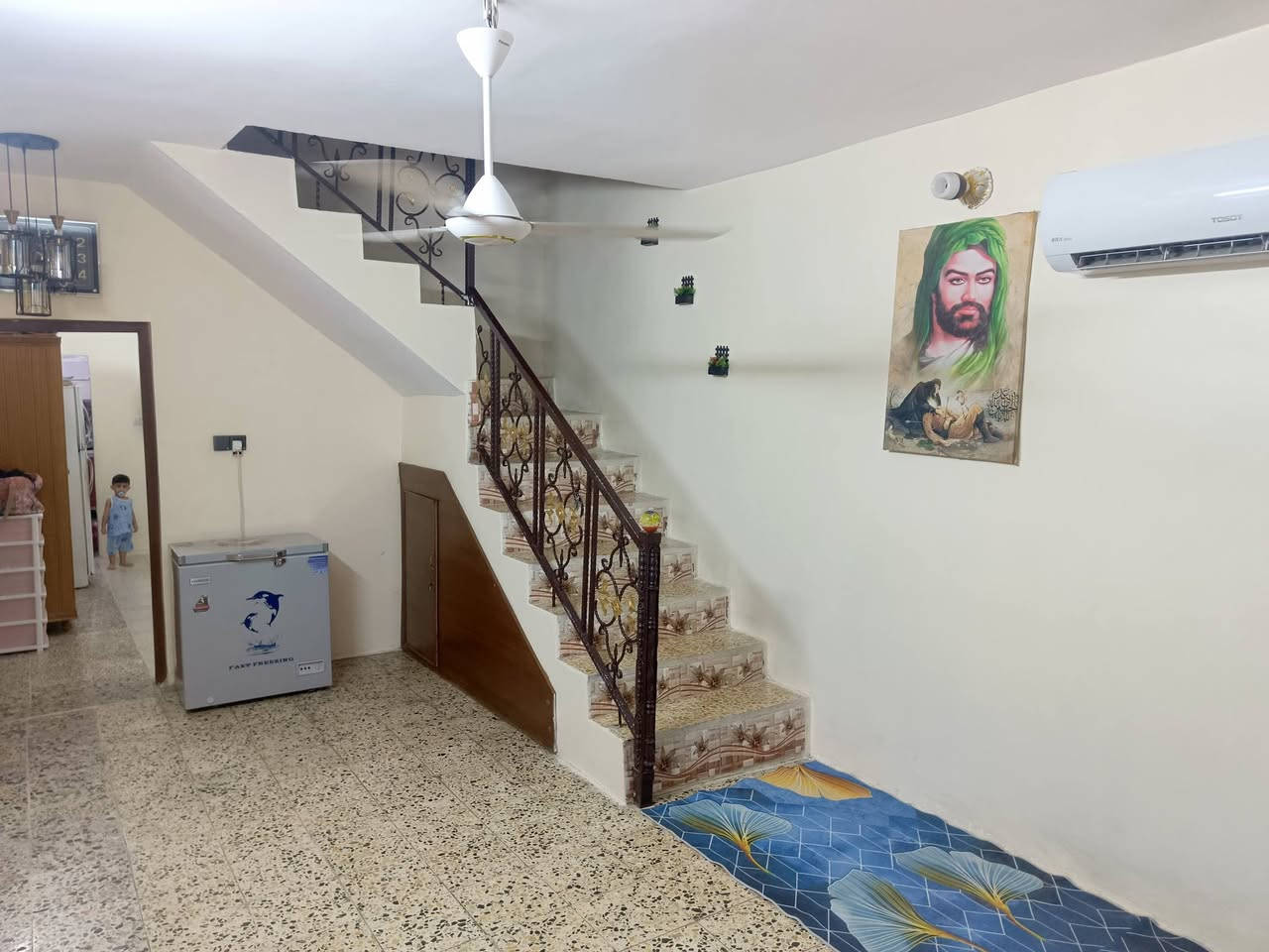 السلام عليكم 
دار للبيع المساحه 80م بحي العامل شارع 84 مجاور مجمع الوركاء الطبي يحتوي على صالة وغرفة ومطبخ ومنور وصحيات والطابق الثاني غرفتين وصحيات للاستفسار الاتصال على الرقم ***********
