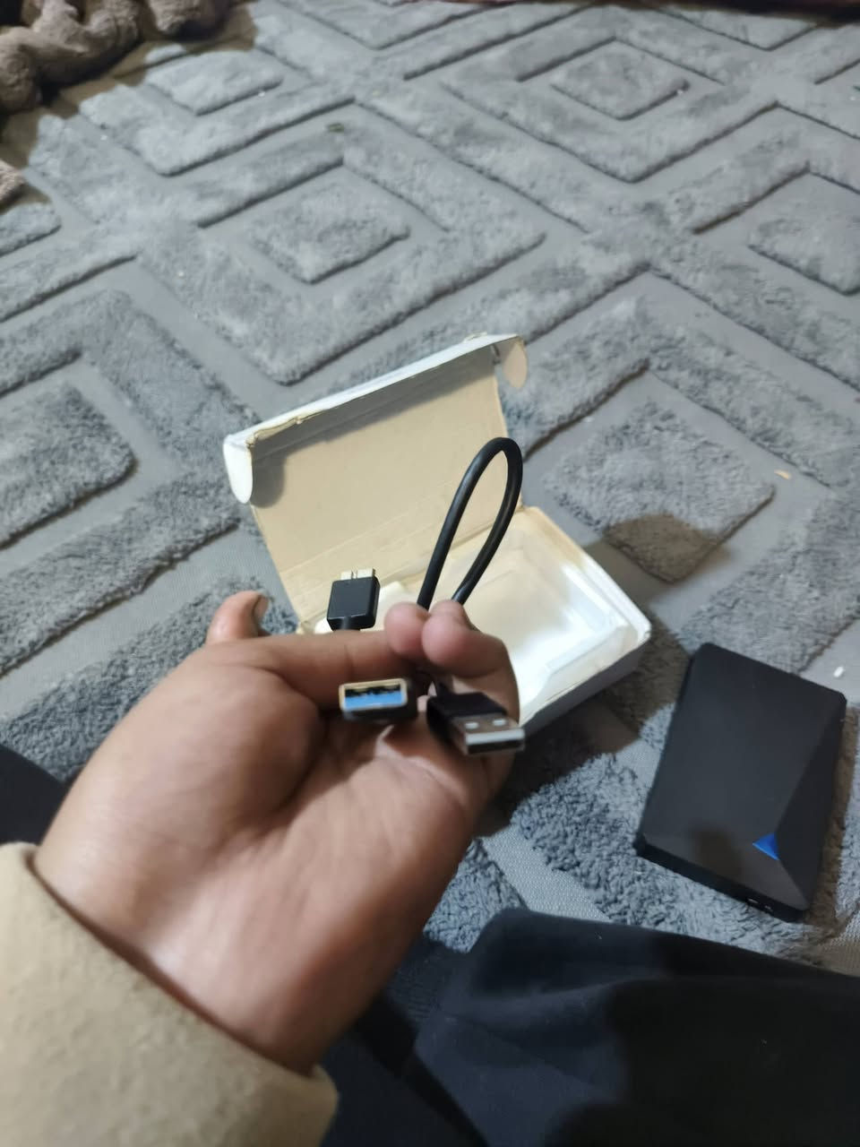 محرك الأقراص الثابتة المحمول Eaget سعة 1 تيرابايت هو قرص صلب خارجي يوفر مساحة تخزين إضافية ونسخ احتياطي لملفاتك. يتميز هذا الجهاز بسرعة نقل بيانات عالية وميزات تجعله مناسبًا لمختلف الاستخدامات.
الميزات والمواصفات:
السعة: 1 تيرابايت.
النوع: قرص صلب ميكانيكي محمول (HDD) بحجم 2.5 بوصة.
الواجهة: USB 3.0، مما يوفر سرعة نقل بيانات تصل إلى 5 جيجابت في الثانية.
التوافق: متوافق مع أجهزة الكمبيوتر المكتبية، وأجهزة Mac، وأجهزة اللابتوب.
ميزات إضافية:
مقاوم للصدمات في بعض الطرازات (مثل G20 Pro).
مزود بمؤشر LED للتشغيل. 
أماكن الشراء:
يمكن العثور على محرك الأقراص هذا عبر الإنترنت في العديد من المتاجر الإلكترونية. بعض الأماكن التي تبيعه تشمل: 
علي إكسبريس (AliExpress): يتوفر في عدة خيارات للقدرة التخزينية.
نون (Noon): قد تتوفر طرازات محددة مثل G20Pro.
علي بابا (Alibaba): يتوفر للبيع بالجملة والتجزئة.
متاجر محلية عبر الإنترنت: يمكن العثور عليه في منصات تسوق محلية في دول مختلفة. 
هل ترغب شغال 100/100 كلشي ما بيه السعر 80الف وبي مجال مكاني بغداد الشعله رقمي ***********متواجد وتساب
