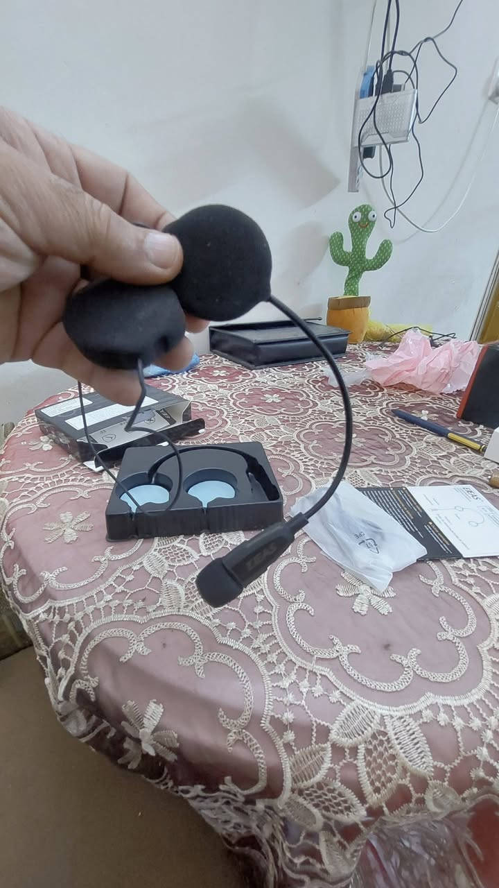 السلام عليكم من رخصة الأدمن عندي هاي القطعه 
المنتج الموضح في الصورة هو علبة سماعة بلوتوث لخوذة الدراجات النارية من طراز EJEAS E1+. تم تصميم هذا النظام ليتم تركيبه بالكامل داخل خوذة الرأس لتوفير تجربة صوتية مريحة وآمنة للراكب الفردي أثناء القيادة.


**إذا كنت صاحب هذا الإعلان وتريد حذفه لأي سبب، رجاءا أرسل رسالة إلى الدعم الفني**