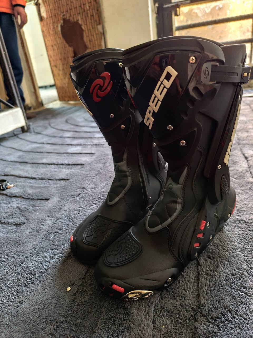 بوت دراجات كسارات اصلي
يلبس من 40 الى43
سعر 55 العنوان بغداد الدورة ***********
