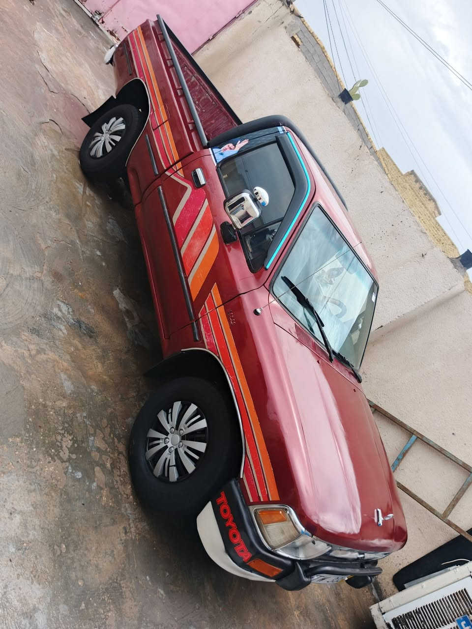 سلام عليكم سياره للبيع تويوتا بيكم موديل 93 سياره جاهزه من لبك لسكن ما ذب ربع عليه تبريد سياره مو عميه رغم نكليزي سنويه 2030مكينه وكير بجيس سياره مال جناي ما ذب ربع عليه حداديه زينه ما بيه غير رشات شويه صبغ ولبغي كفاله مكان الرفاعي ذيغار ***********
