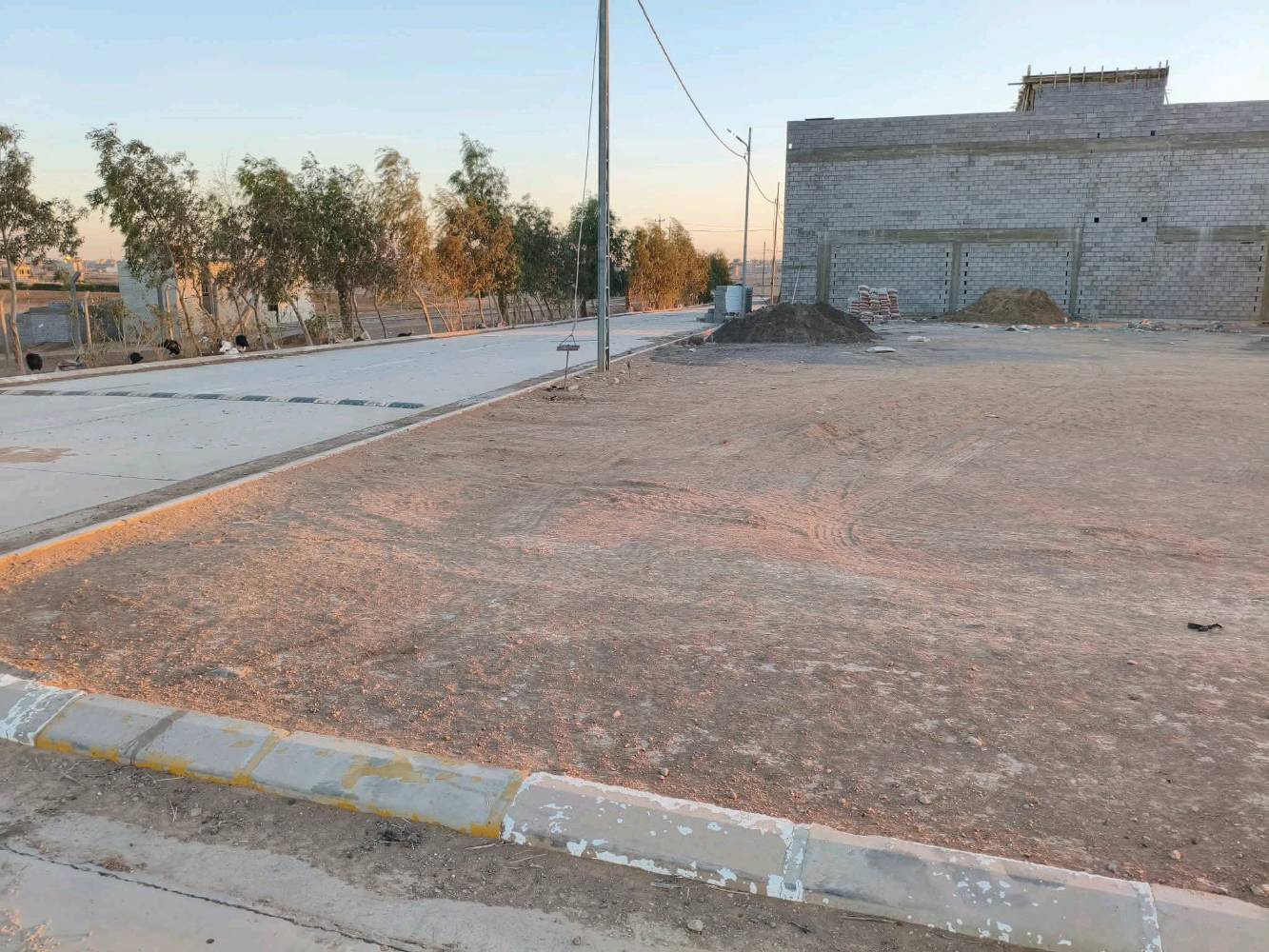 بيع مستعجل ارض ركن بالغزل القديم مساحه 184م واجهه 15 وعمق 12 وشويه مربعه ومرتفعه جبهتهه شروق وشمال خدمات كامله اني الشرعي وكرت تمليك بلديه هم بيها باسمي السعر المتر ب285