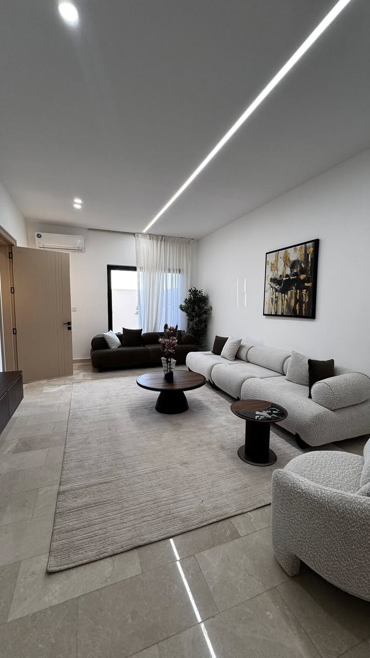 للباحثين عن التميّز والذوق الرفيع
في مجمع الريان السكني 🌟
في محافظة النجف الأشرف 

دار سكنية بمساحة 210 م²
تتكوّن من:
 • 4 غرف نوم بنظام سويت
 • صالة واسعة واستقبال أنيق
 • مطبخ حار وبار 
 • 4 صحيات وكراج وحديقة 

🔹 الدار مزوّدة بـ منظومة طاقة شمسية كاملة
🔹 كاميرات مراقبة لضمان الأمان
🔹 البناء طابوق جمهوري
🔹 الأساس صب كونكريت (رفت)
🔹 التنفيذ تحت إشراف كوادر هندسية متميّزة

✨ بسعر مغرٍ جداً ولمدة محدودة ✨ 

           ( لمعرفة السعر رقم 1 )

للأستفسار مراسلة الصفحة
 أو الاتصال على الرقم ***********

#محمد_العزاوي_للاستثمار_والتسويق_العقاري
#مكتب_البلال_للعقار
