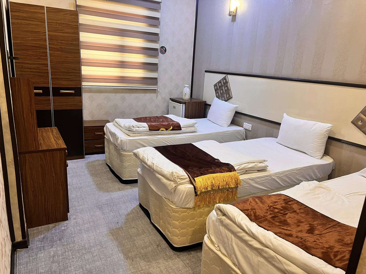 السلام عليكم ورحمة فندق 🏨 علي الدر يرحب بجميع الزائرين غرف مؤثثه ومكيفه بل كامل والحجز مفتوح من اليوم ولغايه 7محرم وأسعار مناسبه ويوجد خصم خاص للحملات ومتوفر غرف ثنائي ثلاثي رباعي خماسي سويتات  العنوان كربلاء شارع الروضتين يبعد عن الأمام الحسين 10دقايق للأستفسار والأتصال  ***********
