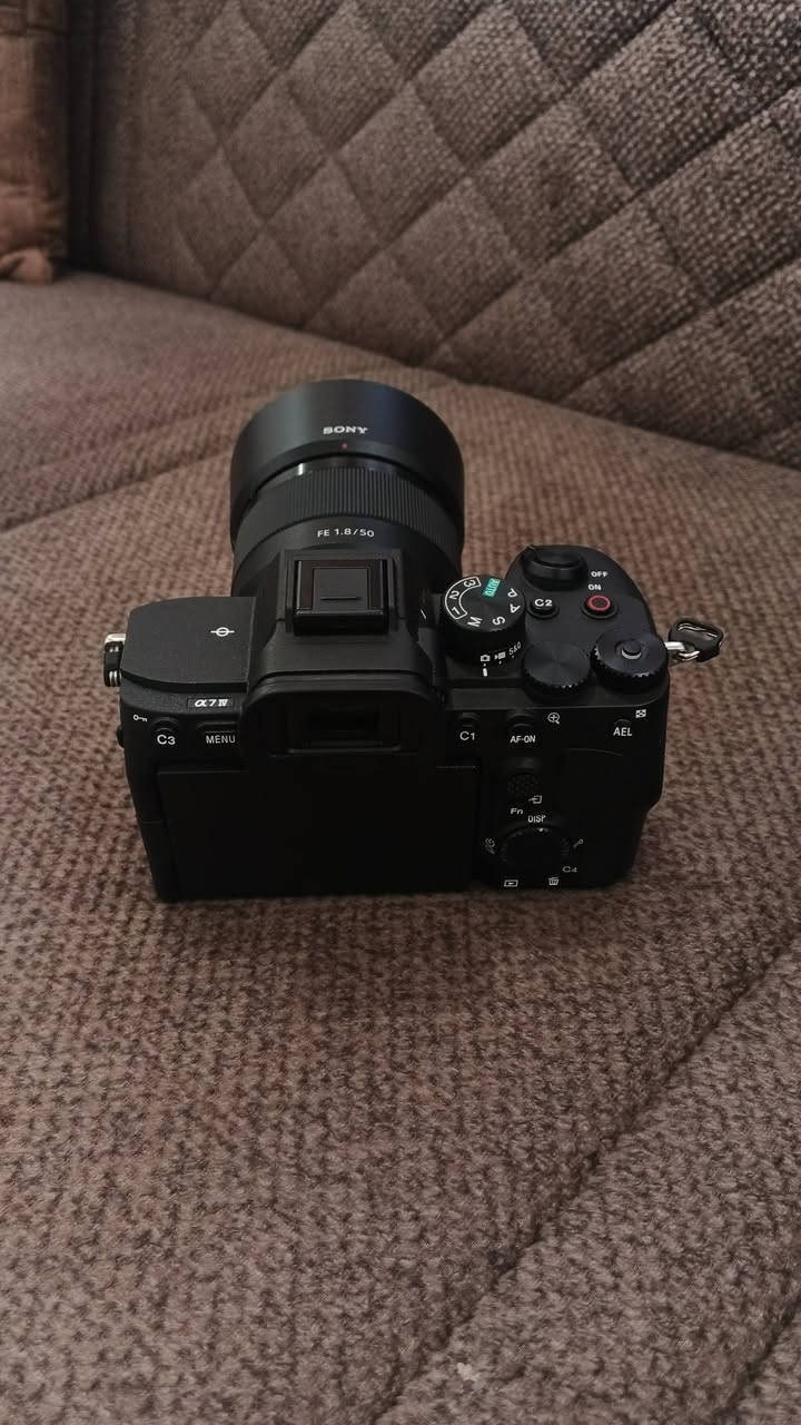 اسلام عليكم كامره sony a7iv للبيع📢📷📷
 جديده استعمال شخصي خفيف جدآ
الشتر 7k  🔥💯
وياها عدسه 50 1.8mm 
رام 64 sandisk GB💾
بطاريه 🔋🔋
حزام مالتها
وشاحنه 
وجنطه صغيره  
الكامرة نظيفه كلش شخط مابيها 
العدسه هم كلش جديده بعده الوصل مالتها موجود 
ابيع كلهن شلع مابيع فقط عدسه أو فقط بدي 
السعر 23 $ وبيها مجال
***********
