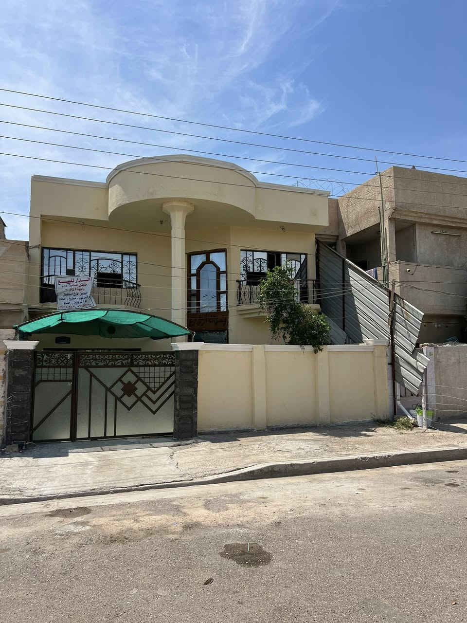 للبيع بيت في المحمودية قرب مدرسة طليطلة طابو ملك صرف المساحة 180 واجه 9 نزال 20 يحتوي على 4 غرف نوم 2 حمامات عرض الشارع 20 تبليط جديد منطقة هادئة للاستفسار ***********
