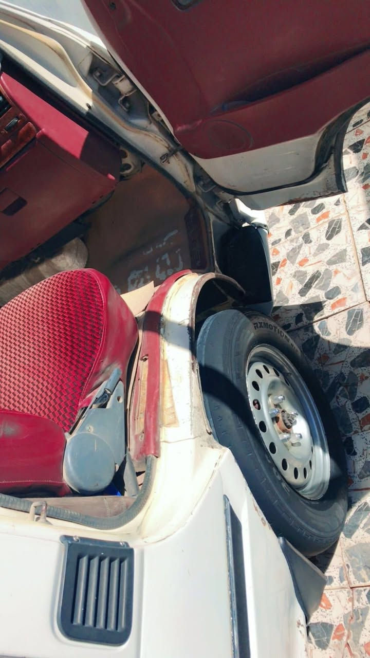 السلام عليكم فتون موديل ١١ كامله من كلشي محرك گير اكسن خير من الله مصفره هيئه وغرامات ورقم بغداد انكليزي وخطه حلو باب المعظم حسينيه السعر75وبيه مجال للشراي   والسياره بأسمي وشرط التحويل ثاني يوم مكاني بياع الرقم***********
