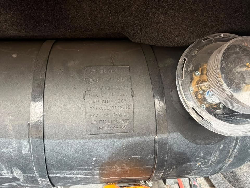 سلام عليكم جارجر 14 أدوات أدوات 
مكينه 6 موديل 18
كير طيارة ✈️ 
محرك وكير مكفول 
عليها منضومة غاز 100 لتر 
تايرات جدد 
مكان ديالى
***********
