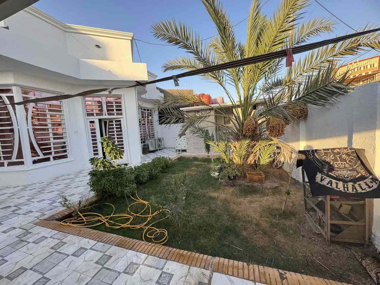 بيت للبيع مساحة 350 م  زراعي ارتفاعه ٣ ونص  بنائه  220  يحتوي على استقبال _هول _مطبخ _صاله _غرفتين_مجمع صحيات داخلية وخارجية  )  (العنوان.الحمزة العربي شارع المعاره  مقابيل مدرسه الحكمه )بيت جديد مرتب درجه اولى  مثل ماموضح بلصور  

السعر ٢٢٠ وبي مجال 

للاتصال والاستفسار 
***********
