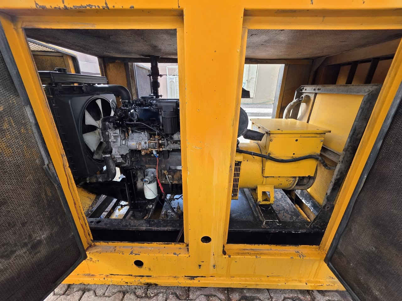 السلام عليكم
مولد بيركز للبيع حجم 80Kv أربعة بستم حديث 105 كاتم 90% 
للتواصل ***********
