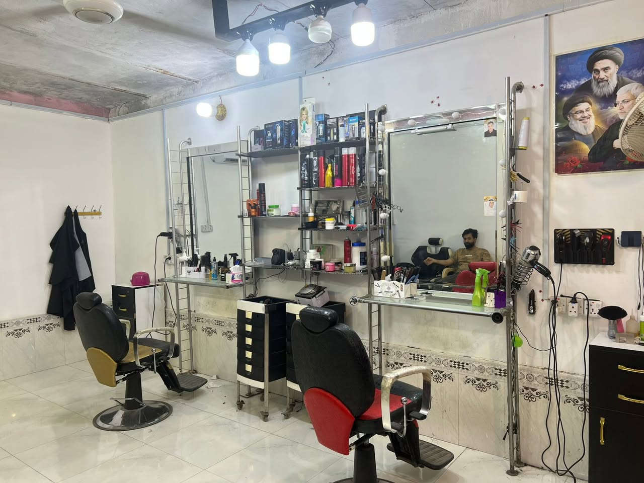 ديكور مرايات مع الرفوف للبيع نضيفات تجي وشوف بعينك المكان القرنه مزيرعه السعر خاص تجي وتدلل او تتصل ع الرقم *********** بيع مستعجل
