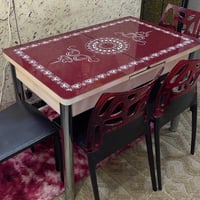 ميز طعام مع اربع كراسي سعر: 125.000 الف  للاتصال: 07749898186 متوفر وا...