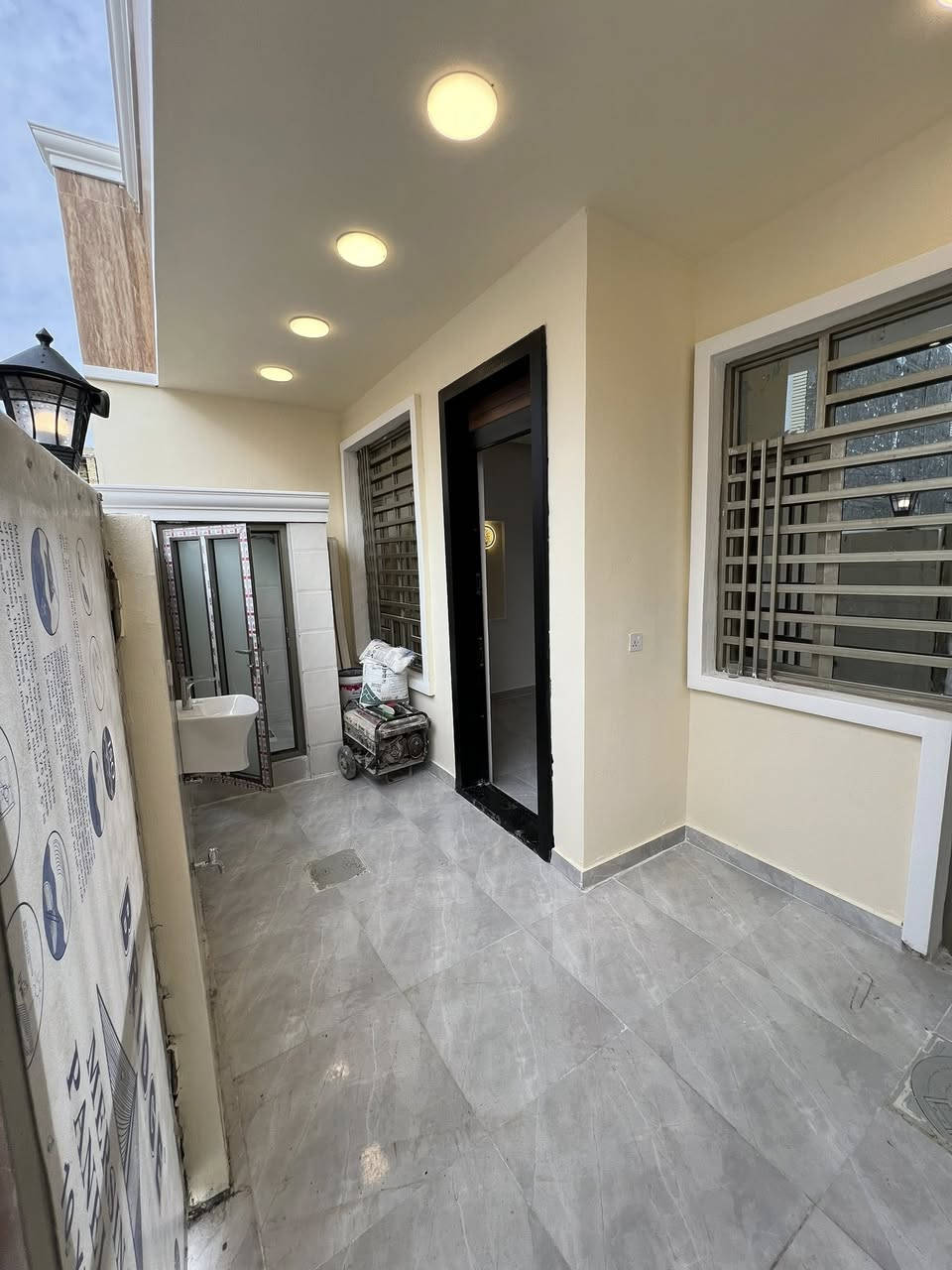 السلام وعليكم دار للبيع المساحة 100متر طابق ونص مفول يحتوي على صالة ومطبخ وحولي كبير وغرفتين نوم وحمام عدد 3 البيت نظام ديكورات جبسن بورد ونظام كامرات شغل درجئ اولى باسمي مباشر تنازل شركة الموقع الدورة البوعيثة مجمع العيثاوي شارع مول ادم   تفاصيل اكثر  للاستفسار (***********)
