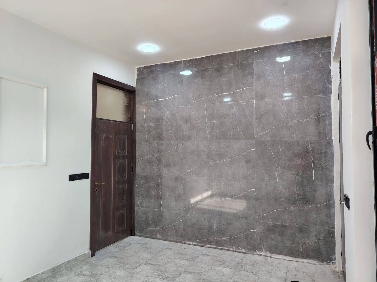 مشتمل للبيع – جديد (زيرو) وجاهز للسكن
▪️ المساحة: 50 متر
▪️ البناء: طابقين
▪️ غرف النوم: 2
▪️ الصحيات: 2
▪️ غرفة سويت
▪️ استقبال
▪️ مطبخ
المواصفات:
✔️ شغل درجة أولى
✔️ باب قاصة تركي
✔️ شبابيك ألمنيوم
✔️ نظام كاميرات 
📄 البيت باسمي مباشرةََ
📄 إقرار محكمة أول
❌ بدون دلالية
💰 السعر: 81 مليون وبيه مجال بيع نقداً فقط 
📍 العنوان: بغداد – الدورة – البوعيثة – مجمع السلطان الثالث
📞 الهاتف: ***********
📲 يوجد واتساب
