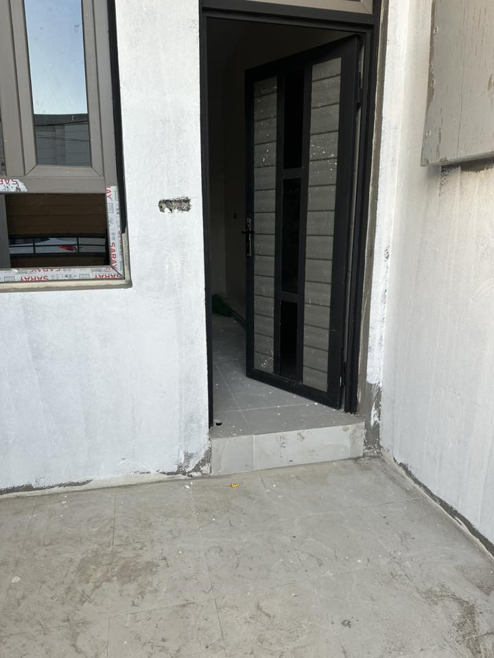 دار للايجار مجمع الجامعه النموذجي (حيدر هندي )
بناء حديث يوم الجمعه يتم تسليم الدار 
يحتوي على غرف نوم عدد ٢ وصاله ومطبخ واستقبال وكراج سياره
خدمات كامله كهرباء تبليط مجاري ماي 
سعر الايجار ٤٠٠ الف دينار شامله الماء والكهرباء 
للاستفسار الاتصال على الارقام التاليه 
او مراجعة مكتب الحولي للعقار 
***********
***********
