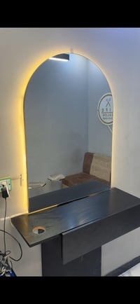 ميز ومرايه للبيع بسعر 125 قفلل  07726987874مكاني بغداد المنصور