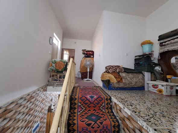 سلام عليكم دار لبيع مساحه ١٠٠ متر واجهة ١٠ / نزال /١٠ يحتوي على صاله وغرفتين نوم  وخدمات طابق ونص  منطقه سويب زراعي كاع حجي عماد ممتواجد على الفيس اتصال *********** او *********** السعر ٦٥ وبي مجال
