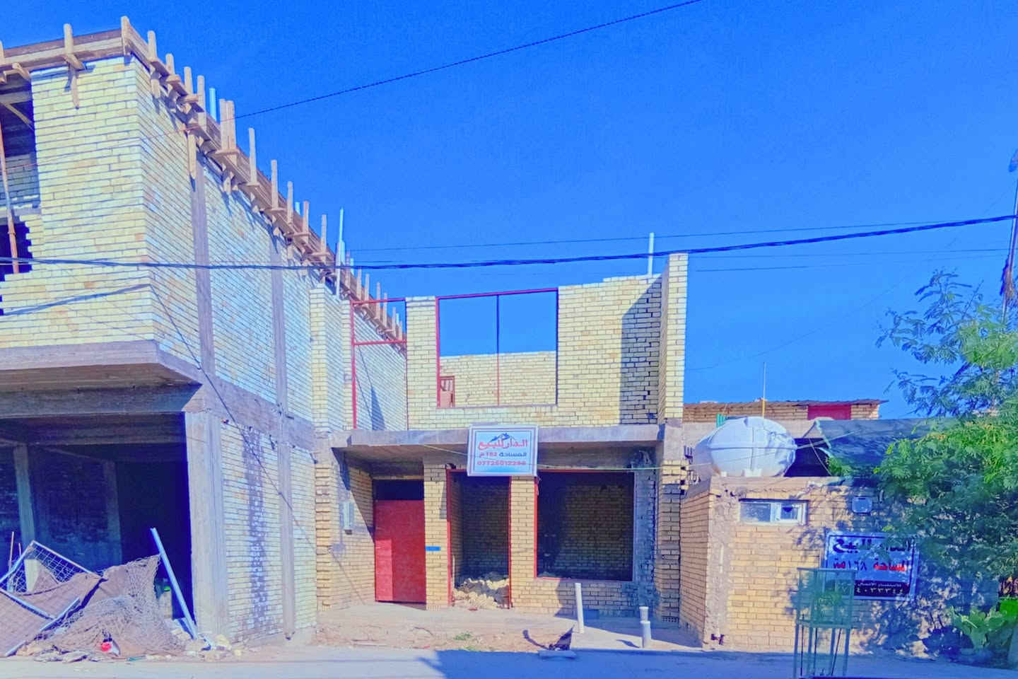 ⭕ بيت للبيع هيكل يصلح أستثمار او سكن 
قريب من السوق يبعد ..10 .. متر
المساحة.....190....النزال،........ 30 م............. العرض 6م.
📎.يحتوي على ثلاث غرف وصاله واستقبال ومطبخ حار بارد
🚩.الموقع ناحية سيد الشهداء التنمية 
📎.بداية شارع السيد هادي
📎.موسس كهرباء ..... ماء... أرضية ... رفت 
📎.للاستفسار  الاتصال على الرقم ***********
