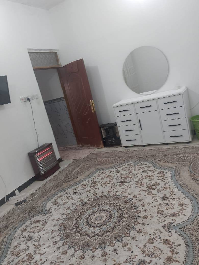 ياالله 
سلام عليكم 
البيت البيع مساحه ((100))متر 
البيت رقم وبي معامله كامله واصل التقيم
حي فنانين قرب مدرسه 
يحتوي على استقبال وصاله ومطبخ
 وغرفتين نوم ومنور وصحيات داخليه 
وصحيات خارجيه وساحه كبيره 
استفسار اتصل برقم((***********))
اخوكم ابو عراق .....
