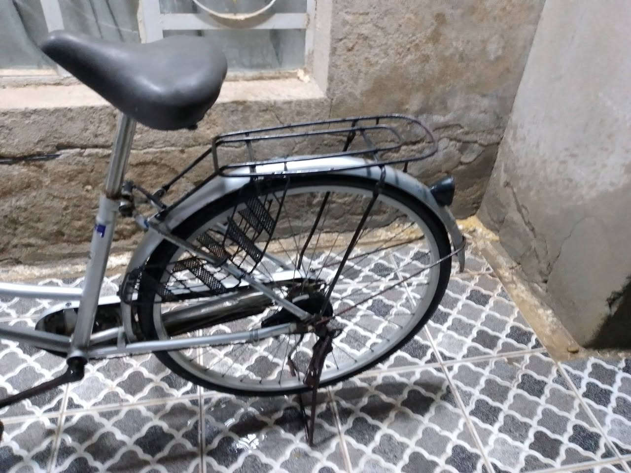 السلام عليكم عندي بايسكل ياباني للبيع حجم 26 وبي حساس شغال نضيف فول لا صبغ ولا لحيم و لا كلشي كله بلادي  السعر 85 وبي مجال الطيبين العنوان (((ديالى بعقوبة كاطون الرازي))) الاتصال على الرقم ***********
