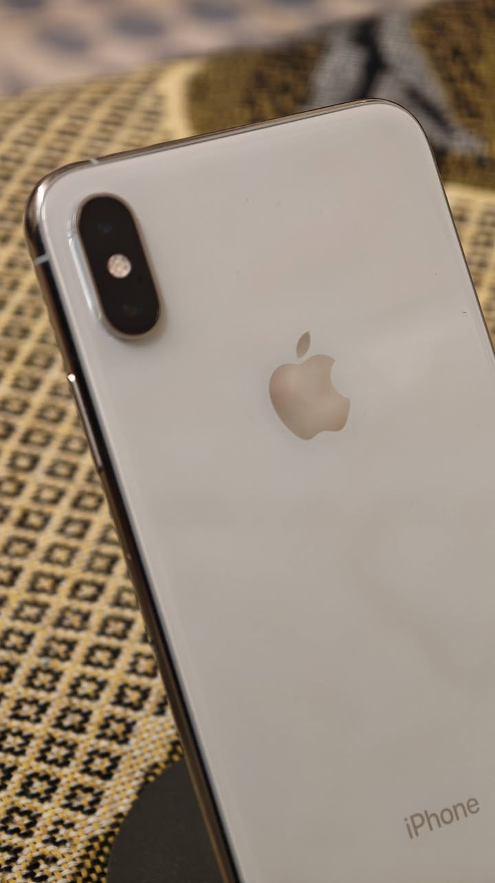 Xs max
آيفون مستعمل نظيف جداً
-ذاكره 256
-لون ابيض 🤍
-البطاريه الأصلية ما مبدله نسبتها 77%
-الجهاز لم يسبق فتحه أو تصليحه
-كلشي شغال مَا مبدل بيه اي شي ولا مفتوح وكاله.. 
🔴 لا يوجد ملحقااات -
هَذا رقمي ☎️ : ***********-
