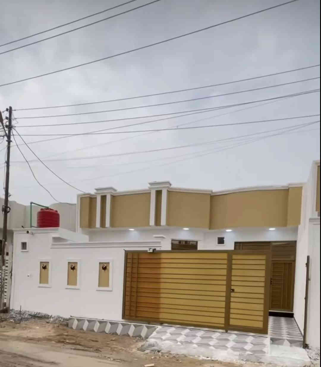 توفر بيت في الجزيرة باب الهوى  شارع تبليط وجميع الخدمات متوفرة
المساحة 189 متر طابو ملك صرف باسم عراقي 
غرفتين وصاله واستقبال وصحياة خارجية داخليه 
السعر راح يكون 100  وبي مجال 
البيت مكانه كلش حلو  تبليط من ٤ شوارع لباب البيت مدارس مستوصف كلشي متوفر
*********** 
واتساب متوفر
