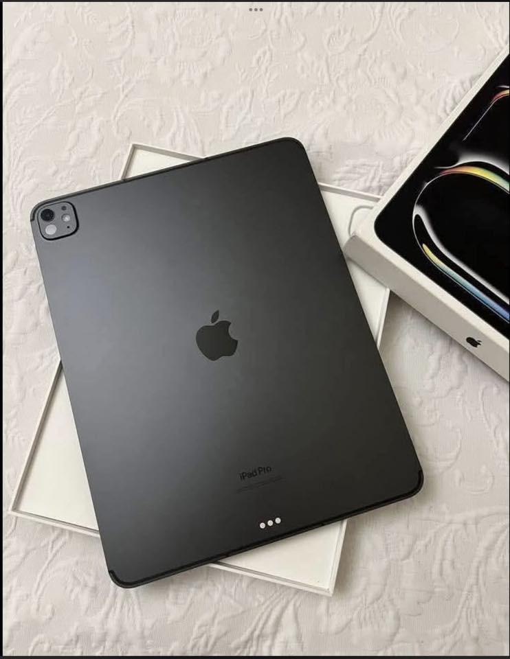 السلام عليكم 
ايباد برو معالج ال m4 حجم ال 13 انج 
النظافه ١٠٠
البطارية ٩٣
مشحون١٨٢
كامل ملحقاته الاصليه 
بعده بضمان الشركة ينتهي شهر ال ٧ 
السعر مليون و ٢٥٠ الف 
مكاني محافظة الديوانية
للتواصل ***********
