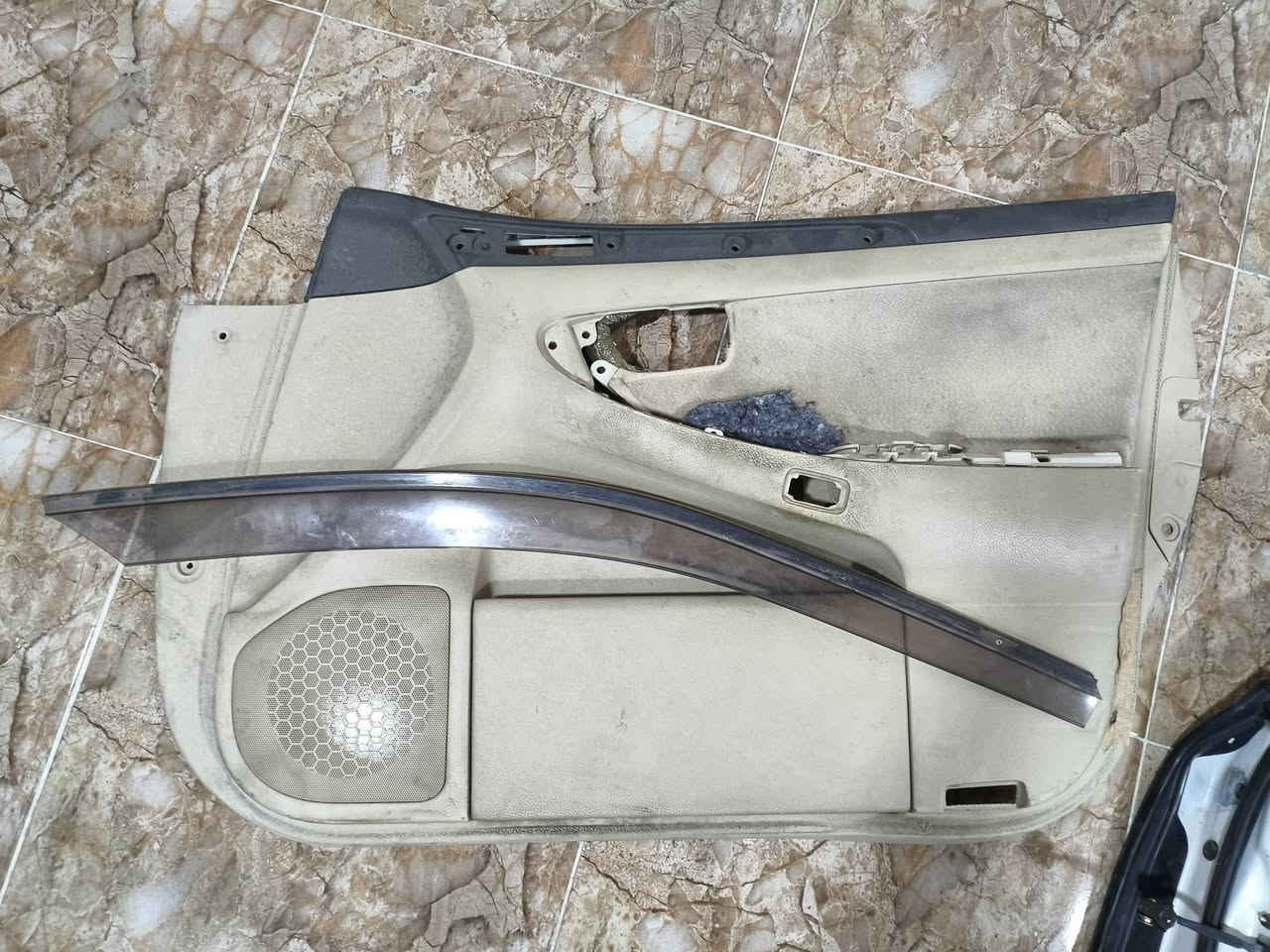 دەرگای شاهینە سەکن پێشەوە بۆ فرۆشتن بە کامل اشیاوە دەسک و ماتۆڕو کامل کارەبایی و جام و بەرگەدەرگا و مکەبەرە بە ٥٠,٠٠٠ دینار قفڵی. پلێتی لێدراوی هەیە  . ***********
