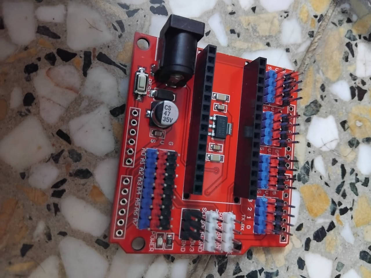 سلام عليكم 
ذني قطعتين الكترونيات ما اعرف شنو شغلها و هذا معالج اتوقع ويا المعجون مالته ماعرف نوعيته الي يفيدنه ب 25 الف مع التوصيل يراسلني 
تواصل ***********
