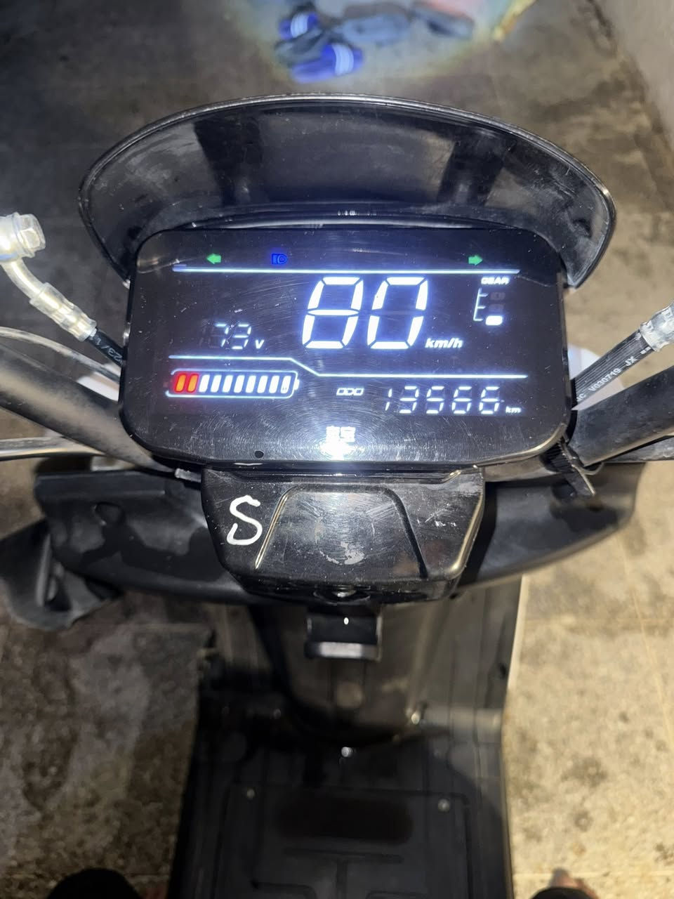 السلام عليكم
دراجة شحن للبيع 
الملف 2000w
ست بطاريات 
تمشيك خمسين كيلو عالمرتاح 
السرعة الحقيقة 60 
السعر 600 
وبيها مجال بسيط حك الجية  
المكان الكرادة 
ملاحظة الدراجة من شركة الجوهرة البحرية.


**إذا كنت صاحب هذا الإعلان وتريد حذفه لأي سبب، رجاءا أرسل رسالة إلى الدعم الفني**