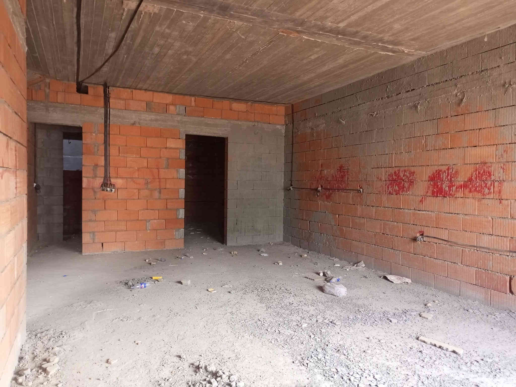 💒 بيت طابقين للبيع في خانقين مجمع الوند ستي 🏘️ المساحه 200 متر 💒
🟨 يحتوي الطابق الاول على 1 غرفة نوم واستقبال وصاله مفتوح عل المطبخ حار وبارد ومجمع صحيات وكراج سياره وحديقة 
🟨والطابق الثاني 3 غرف نوم وصاله ومجمع صحيات وبلكون 
علما سعر البيت للشركه 165 مليون الواصل 45 مليون والباقي 120 مليون على شكل قسط شهري/رايد مكسب على سعر البيت 6 مليون 
البيت فول سيراميك وسقوف مغربي وديكورات والأبواب والشبابيك من الألمنيوم مع نظام دكت موقع البيت مميز وراقي جدا 
💥 للمراجعة مكتب سمير للعقار توله فروش للأستفسار عل الخاص/***********
