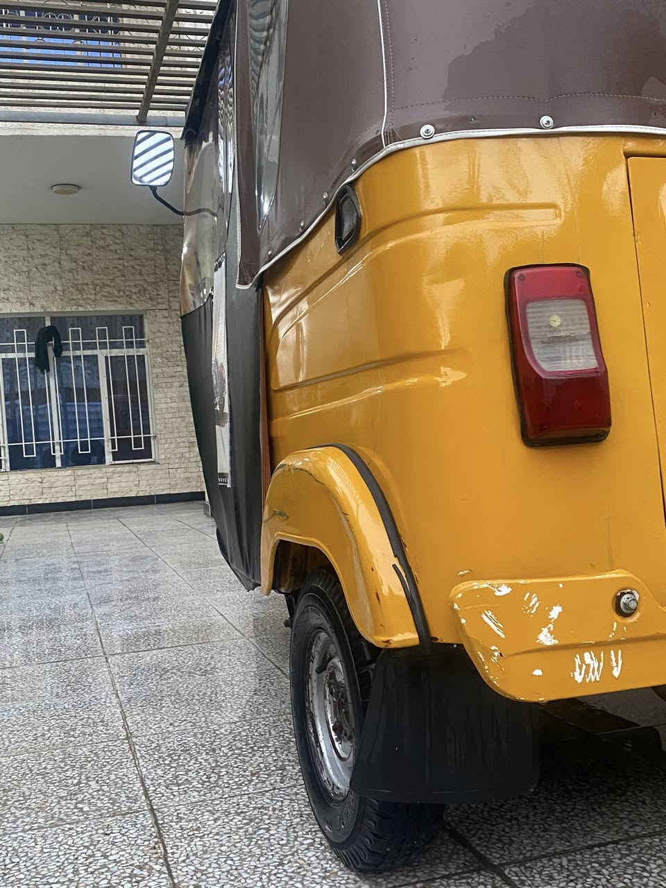 السلام عليكم تكتك ٢١ رقم وسنوية باسمي مصبوغه عام لان صاحبها جان مغير لونها للازرك ومرجعها للونها الاصفر بيها ضربه خفيفه خمس اصابع باللغد الامامي الايسر فقط ومرجع بالايد تكتك حلوه مال شغل 
تجي تاخذ احولك ثاني يوم 
الشراي يتصل واتس وبي خير ويدلل ***********
