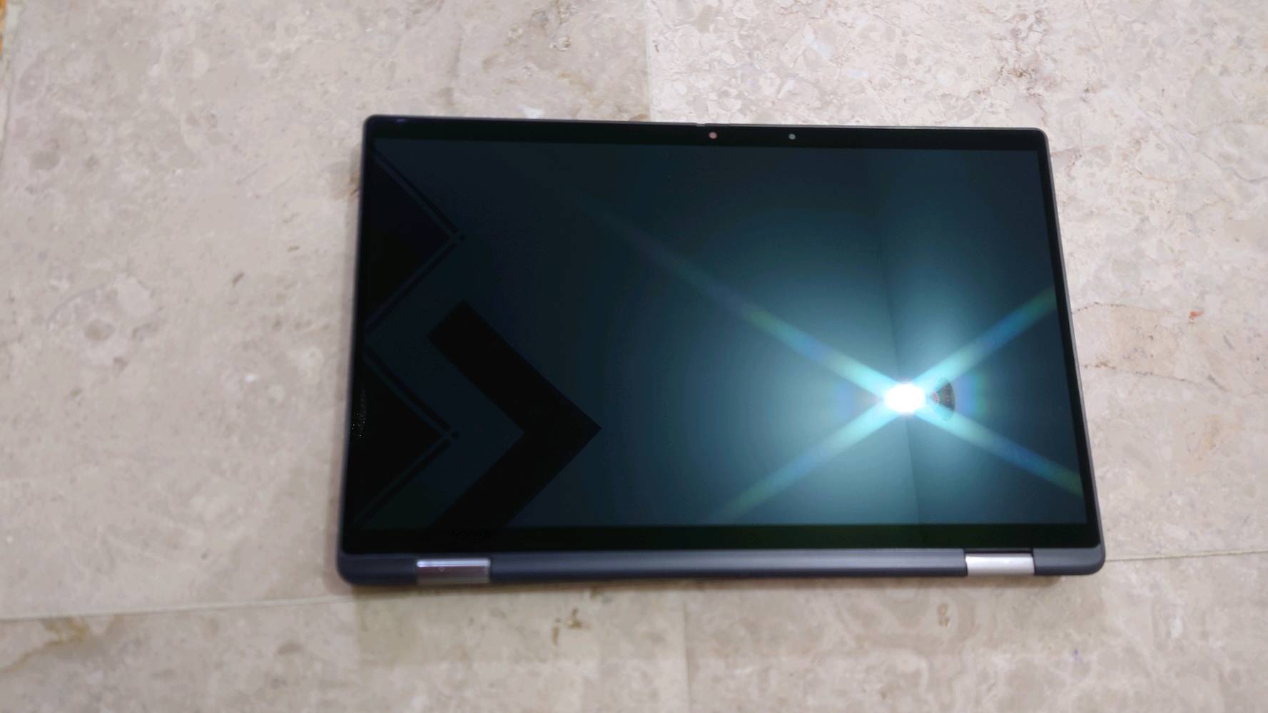 السلام عليكم ورحمة الله وبركاته.
لابتوب وتابلت في جهاز واحد Dell Latitude 7420. الجهاز فئة الأعمال (Business Class) يجمع بين الأداء العالي جداً والمرونة العالية (شاشة لمس قلابة 360 درجة ليتحول إلى تابلت).

المواصفات الكاملة:

المعالج: Intel Core i7-1185G7 (الجيل الحادي عشر) بتردد 3.0 إلى 4.8 جيجاهرتز.

كرت الشاشة: مدمج Intel Iris Xe (بذاكرة مشتركة تصل إلى 8 جيجابايت).

(الرام): 16 جيجابايت DDR4 بسرعة فائقة 3733 ميجاهرتز.

التخزين: 512 جيجابايت SSD من نوع NVMe M.2:

   سرعة القراءة: 3194 ميجابايت/ثانية.
   سرعة الكتابة: 2315 ميجابايت/ثانية.

شاشة: IPS LCD بحجم 14 إنش بدقة FHD (1920×1080)، تدعم اللمس حتى 10 أصابع وقلابة تدور 360 درجة.

الهيكل: ألمنيوم مطلي (ملاحظة للأمانة: توجد بعض الخدوش الطفيفة على الطلاء الخارجي فقط، أما الهيكل الأساسي فهو سليم تماماً وبدون أي صدمات).

المميزات الإضافية والأمان:

الكيبورد: مضيء بالكامل (Backlight) مريح جداً للكتابة في الظلام.

الأمان والخصوصية: يدعم بصمة الوجه Windows Hello لفتح الجهاز بسرعة، والكاميرا مزودة بـ غالق فيزيائي للكاميرا
لتعطيلها تماماً لحماية الخصوصية.

حالة البطارية: تدوم حوالي ساعة ونصف على نظام ويندوز 11، وتصل إلى ساعتين ونصف على أنظمة لينكس (Linux).

المنافذ المتاحة:

عدد (2) منافذ Type-C (تدعم Thunderbolt 4 والشحن السريع وعرض الشاشات).

منفذ USB Type-A (العادي).

منفذ شاشة HDMI.

منفذ سماعات 3.5mm.

منفذ لقراءة كروت الذاكرة SD Card.

الملحقات المجانية القادمة مع الجهاز:

 1. شاحن يدعم الشحن السريع بقوة 65 واط (Type-C).

 2. موزع منافذ USB Hub إضافي.

 3. ماوس سلكي.

 4. حقيبة لابتوب لحمايته أثناء التنقل.

السعر: 620 ألف وبيه مجال زين للطيبين والتوصيل مجاني.

للتواصل والاستفسار يرجى الاتصال على رقم الهاتف: *********** أو على واتساب بنفس الرقم.
