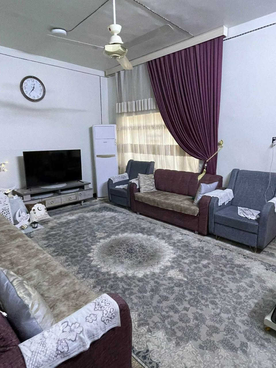 دار للبيع مساحه 250متر الموقع قضاء المحاويل حي ١٧ طابقين بناء حديث كما موضح في الصور يحتوي الدار ع ثلاث غرف نوم ومطبخ وصاله واستقبال  ومجمع صحيات وحديقة وكراج سياره السعر 168مليون وبيه مجال بسيط . للأستفسار ***********
