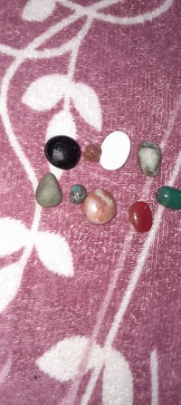 حجار كريمه البيع العدد 9بيهن فيروز وعطفه وبيهن عقيق خام وبيهن مال ملكط...