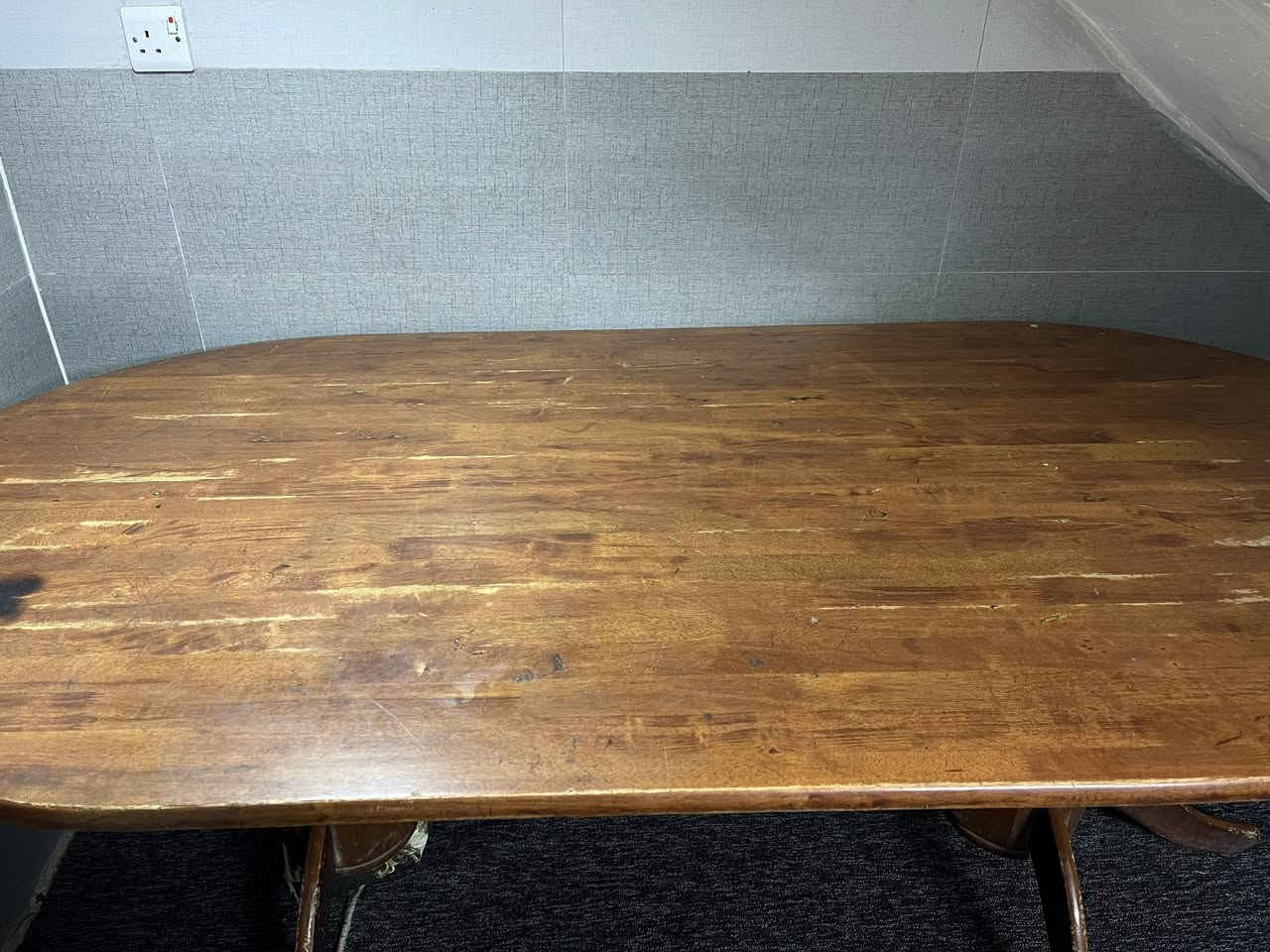 ميز طعام خشب صاج اصلي درجه اولى ما بي اييي ضرر يوجد معه خمس كراسي بدون دوشمه المكان البلديات السعر 150 وبي مجال خشب اصلي  درجه أولى رقم للتواصل ***********واتساب
