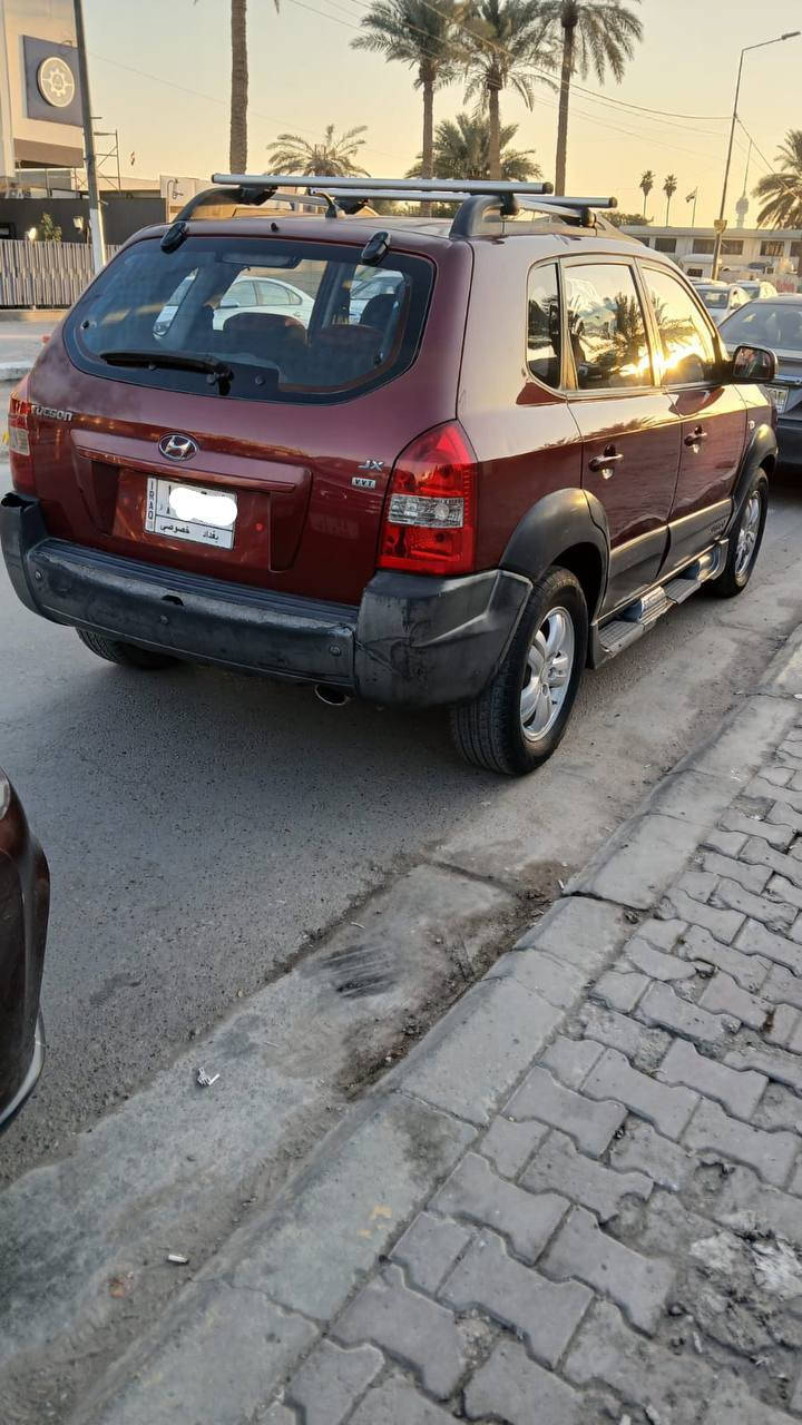 السلام عليكم للبيع سيارة توسان 2009
تدفئة وتبريد السيارة نظيفة ماعدا جراد بالبنيد والقمارة
وطخة بلجاملغ الخلفي موضحة بلصوره 
السياره بأسمي تحويل مباشر
السعر ١١٥ ورقة 
للاستفسار ***********
