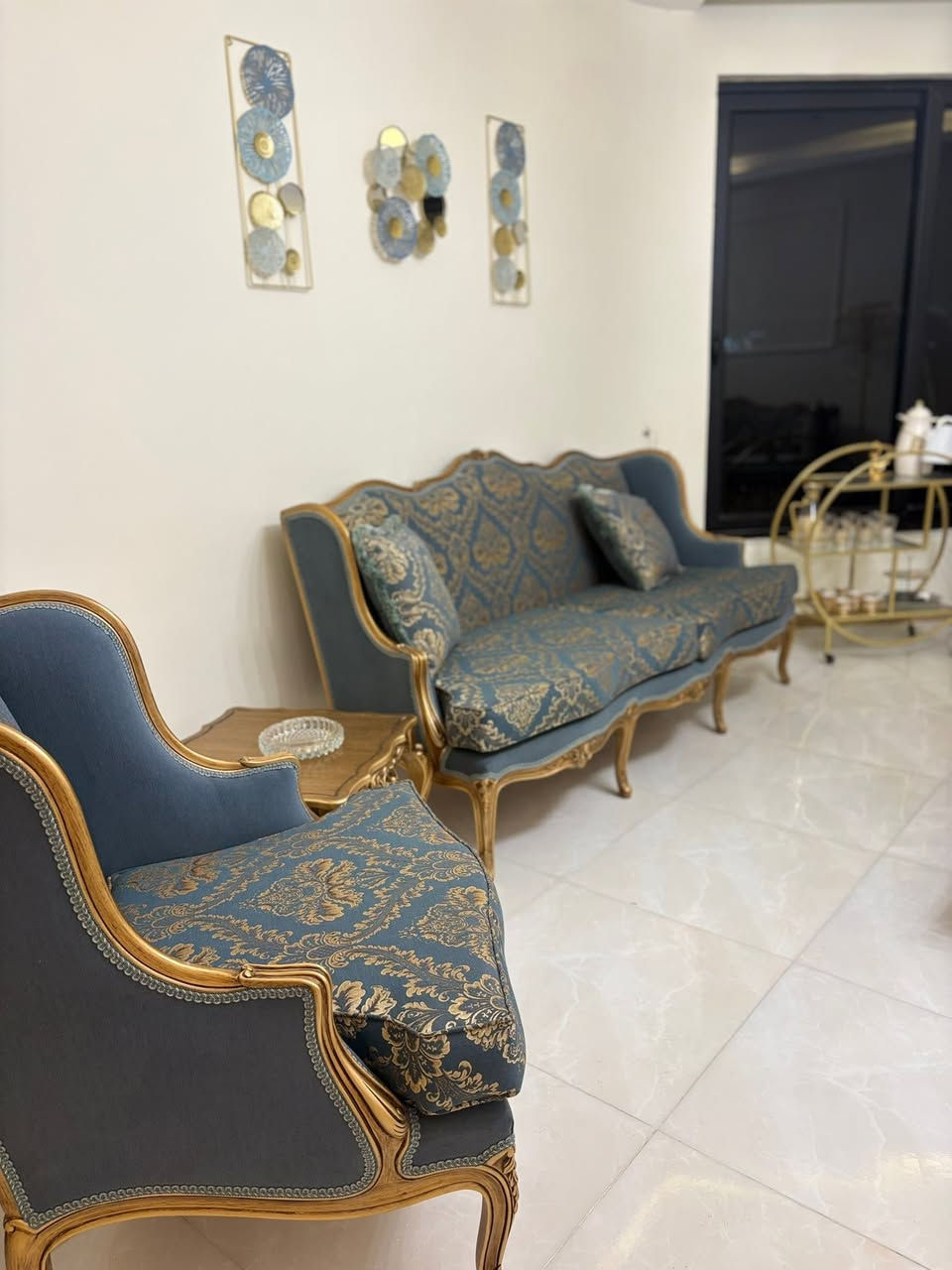 تخم ١٠ مقاعد جديد مستعمل قليل
طبليه وسطيه كبيرة
طبلات عدد ٢قطع
لوحة معدنية 
التخم جديد ما بي اي ضرر 
السعر 3000000 (3ملايين) وبيها مجال
الموقع بغداد حي القادسية


**إذا كنت صاحب هذا الإعلان وتريد حذفه لأي سبب، رجاءا أرسل رسالة إلى الدعم الفني**