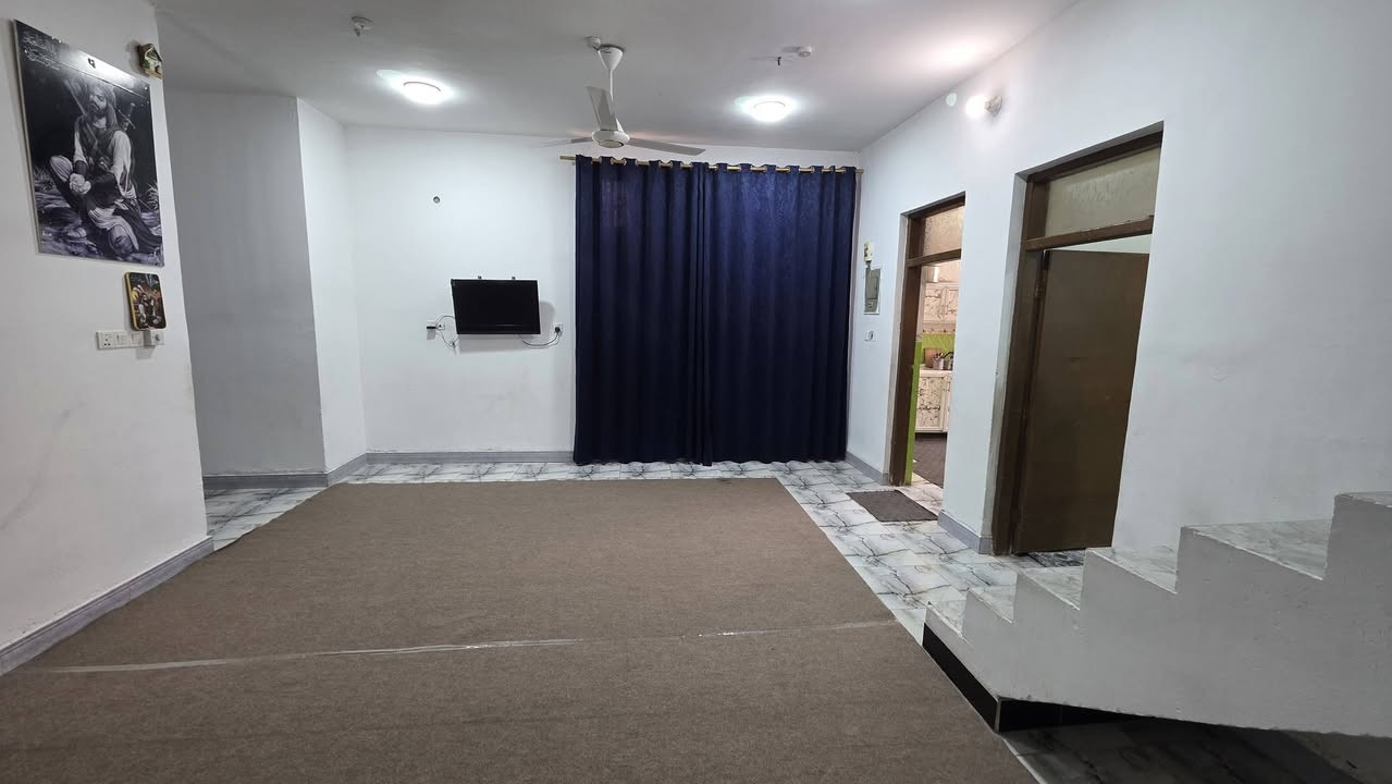 بيت للبيع طابو زراعي سند ٢٥ المساحة ١٦٠ م كوت حي الحكيم شارع الوائلية يبعد عن الشارع العام ٢٠٠م البناء طابوق يحتو غرفة وصالة ومطبخ واستقبال وصحيات داخلية وخارجية السعر ٥٥ مليون وبي مجال مراجعة دلالية احمد السعيدي للاتصال *********** أو ***********
