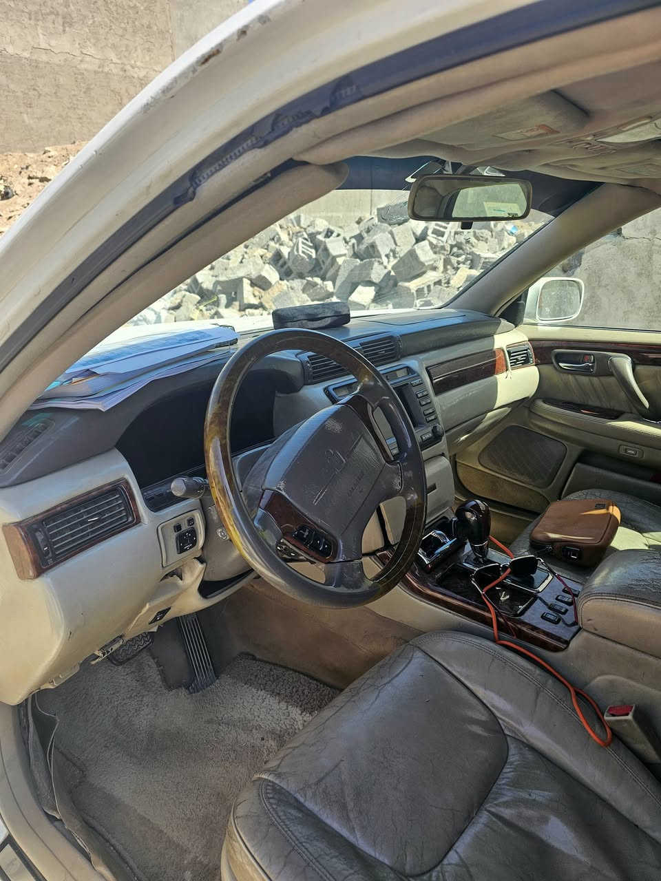 السيارة ملكه اربع دكم شاصي 75 مكينه c9 مفحوصة السيارة ومدفوع كمركه باسمنا السيارة... السياره كرستال بيه دحجات بسيطه مكفوله من الضربه والكص***********
