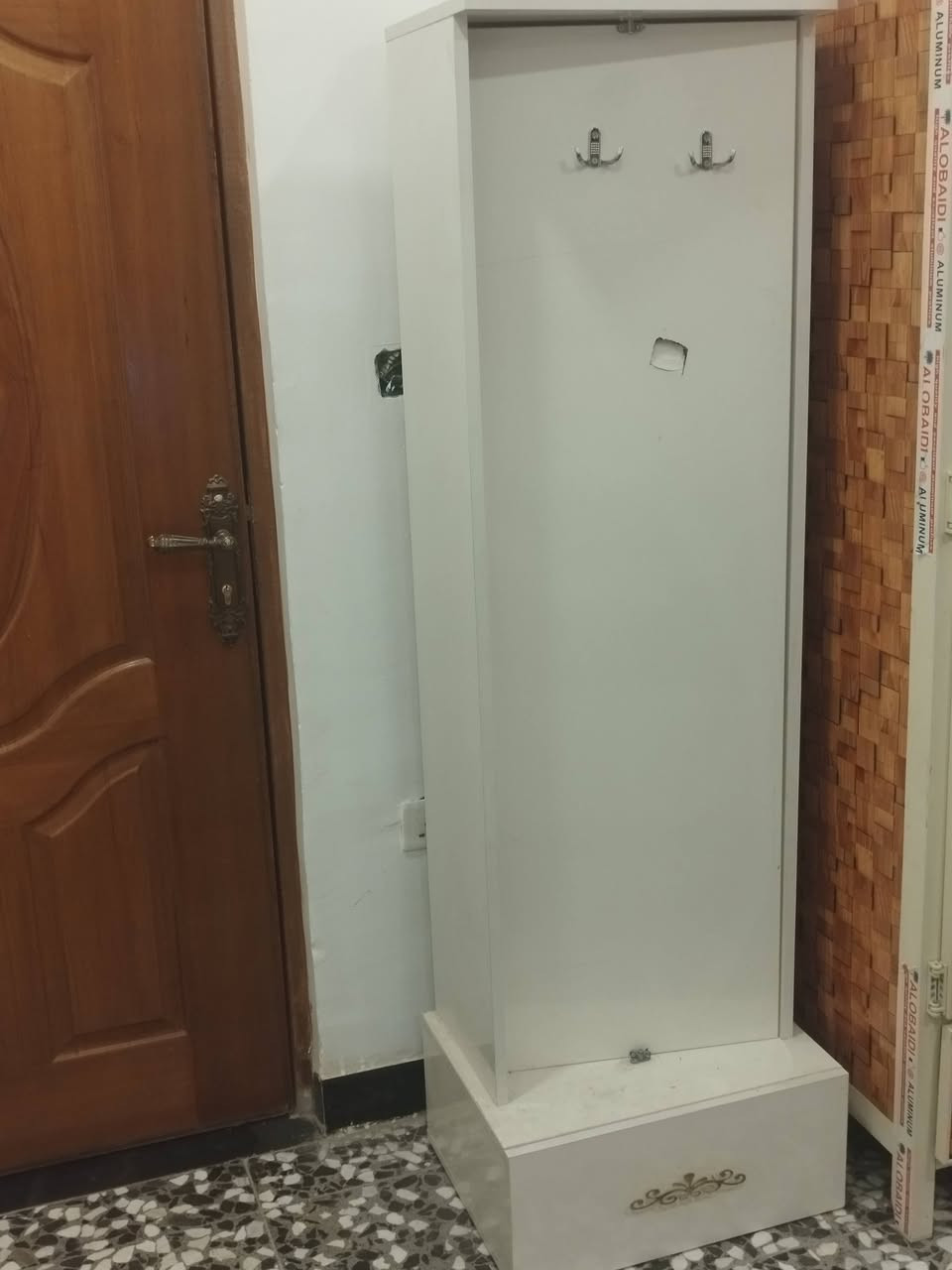 سلام عليكم من رخصة الادمن متوفر غرفة اخشاب ما عدا الكنتور الغرفة التركيةو الجرباية مالتهة قطعتين الخشب العراقي النضافة مالتهة  %90 مع دوشك ابو السبرنك الاصلي السعر 250وبيها مجال العنوان الدورة الزراعي مال ابوطيارة الاستفسار على الرقم ***********
