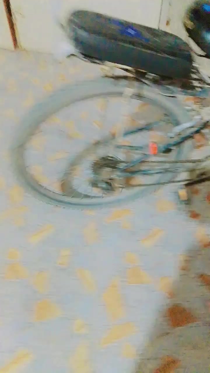 السلام عليكم بيسكل للبيع نضيف تيات نضف حجم 26 بيع مستعجل السعر 35وبي مجال الرقم ***********
