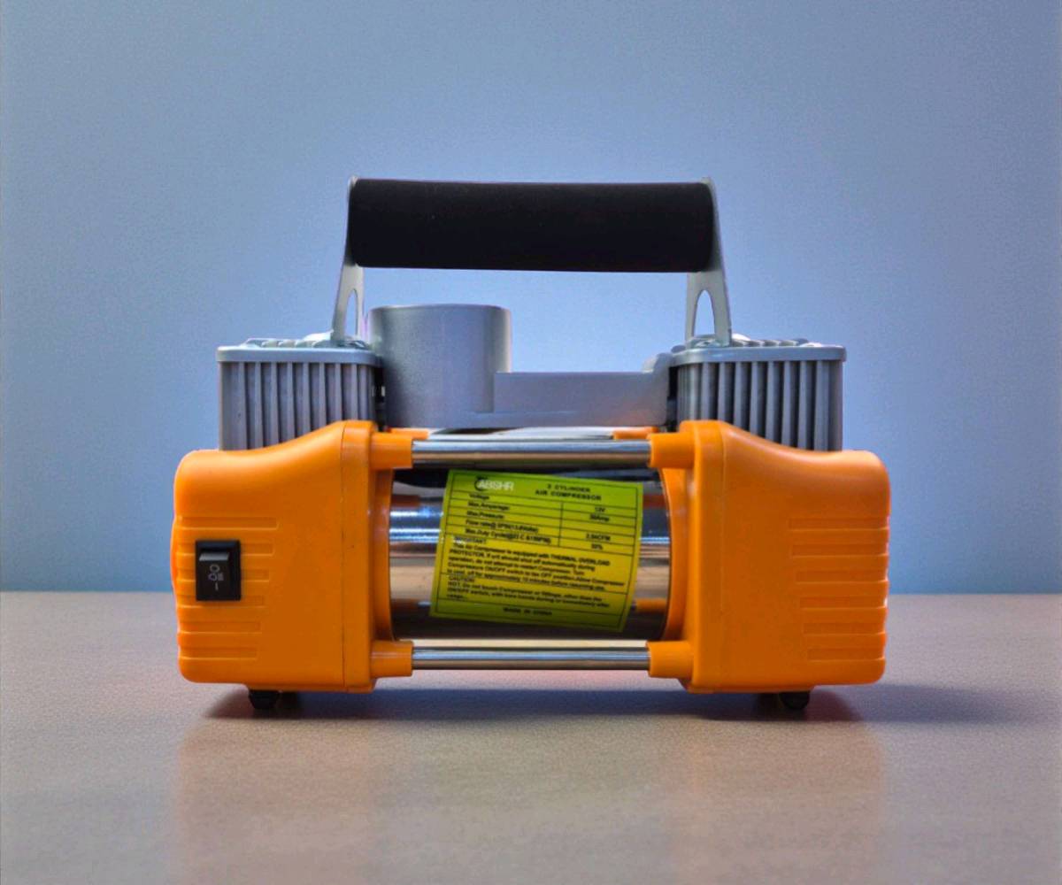 منفاخ اطارات (بلور) ثنائي السلندر مع عدة تصليح كاملة

الاستخدامات:

نفخ إطارات السيارات، الدفع الرباعي، الشاحنات الخفيفة، الدراجات النارية والهوائية.

نفخ الكرات والأغراض القابلة للنفخ (كرة، عوامة، ألعاب).

حل مثالي لحالات الطوارئ على الطريق أو أثناء السفر والرحلات.

إصلاح ثقب الإطار مباشرة باستخدام عدة الإصلاح المرفقة.

المميزات:

قوة عالية: يعمل على 12 فولت، 30 أمبير.

ضغط أقصى: 150 PSI.

تدفق هواء سريع: 2.54 CFM لملء الإطارات خلال دقائق قليلة.

تصميم ثنائي السلندر يمنح قوة مضاعفة مقارنة بالمنفاخات العادية.

سلك طويل بطول 250 سم للوصول لجميع الإطارات بسهولة.

خرطوم هواء حلزوني مرن لسهولة التمديد.

مصباح LED أمامي للعمل ليلاً أو في حالات الطوارئ.

حماية حرارية توقف الجهاز تلقائياً عند السخونة المفرطة.

يأتي داخل حقيبة قوية بأبعاد: 38 × 24 × 14 سم تحفظ جميع القطع بشكل مرتب.

محتويات الحقيبة:

منفاخ هواء ثنائي السلندر ABSHR.

خرطوم هواء أصفر حلزوني.

وصلة تشغيل عبر بطارية السيارة (مشابك + وصلة ولاعة).

عدة تصليح بنشر كاملة (مخرز معدني، إبرة إدخال، لواصق مطاطية + معجون، كتر، كماشة).

2 مفكات (مستقيم + نجمة).

رؤوس نفخ متعددة (كرات، أدوات هوائية).

كتيب إرشادات.

حقيبة تخزين وتنظيم قوية.

ملاحظات:

يفضل تشغيل السيارة أثناء استخدام المنفاخ لضمان ثبات الكهرباء.

يترك ليستريح 10–15 دقيقة بعد الاستخدام الطويل حتى لا يسخن.

مناسب لجميع أنواع السيارات والدراجات، وعملي جداً في الرحلات.
 
السعر غير قابل للتفاوض 🛒🚚✨